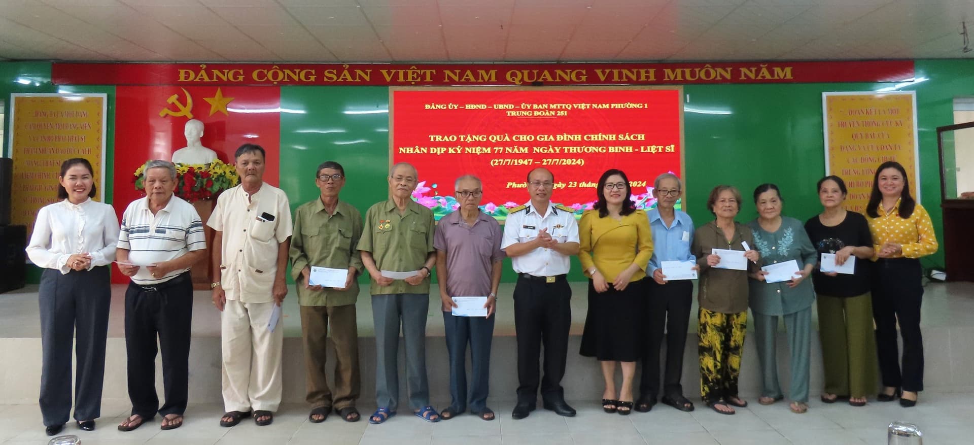 Trung đoàn 251 thăm, tặng quà gia đình thương binh, liệt sĩ, người có công với cách mạng