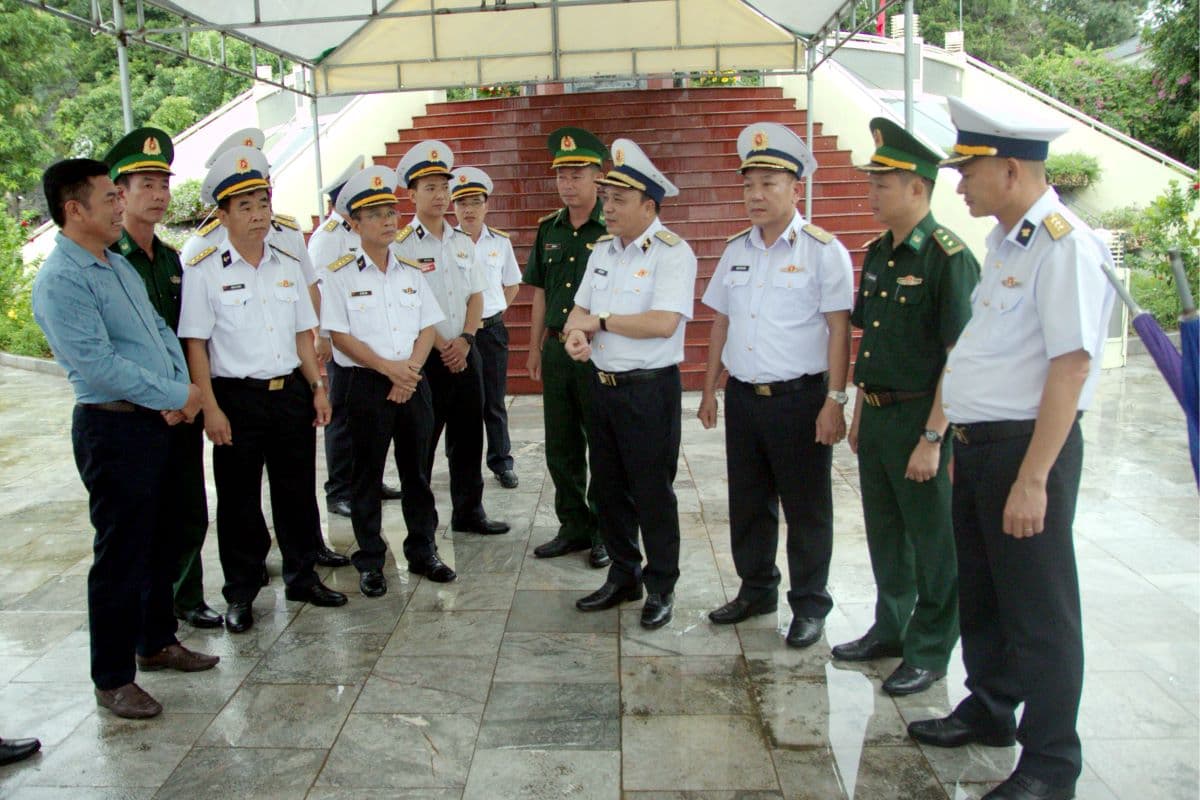 Thủ trưởng Bộ Tư lệnh Hải quân kiểm tra bia di tích Chiến thắng trận đầu tại Thanh Hóa