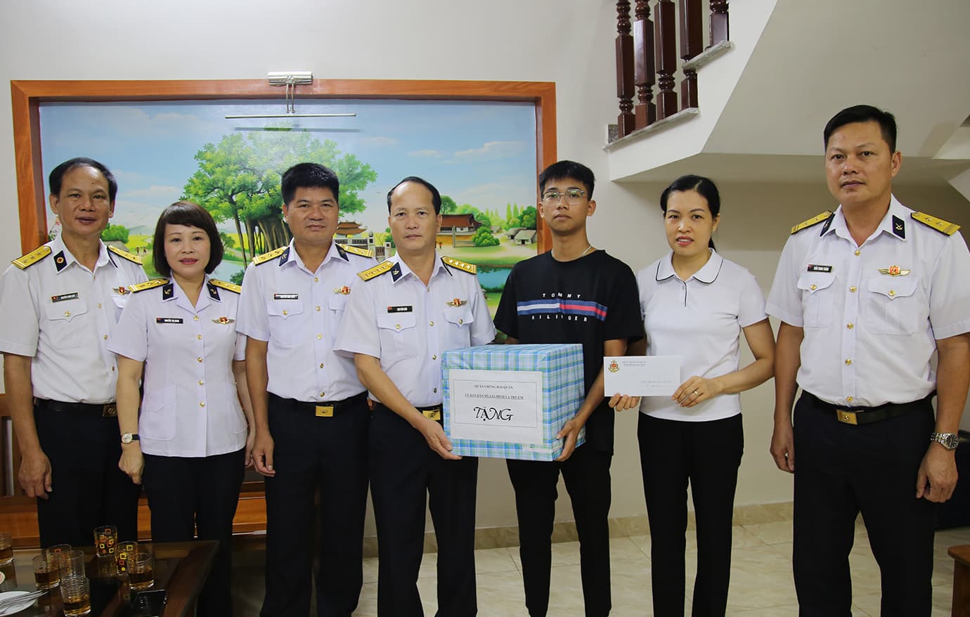 Ủy ban Dân số, gia đình và trẻ em Hải quân tặng quà con liệt sĩ