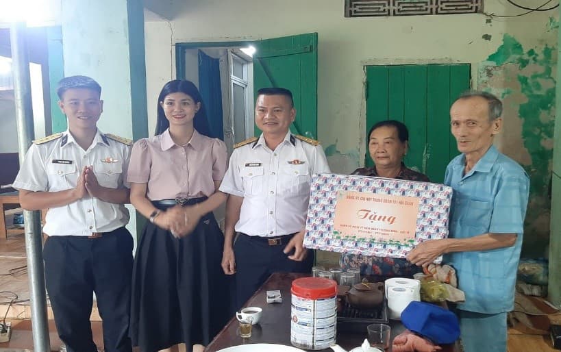 Trung đoàn 151 thăm, tặng quà gia đình chính sách dịp 27/7