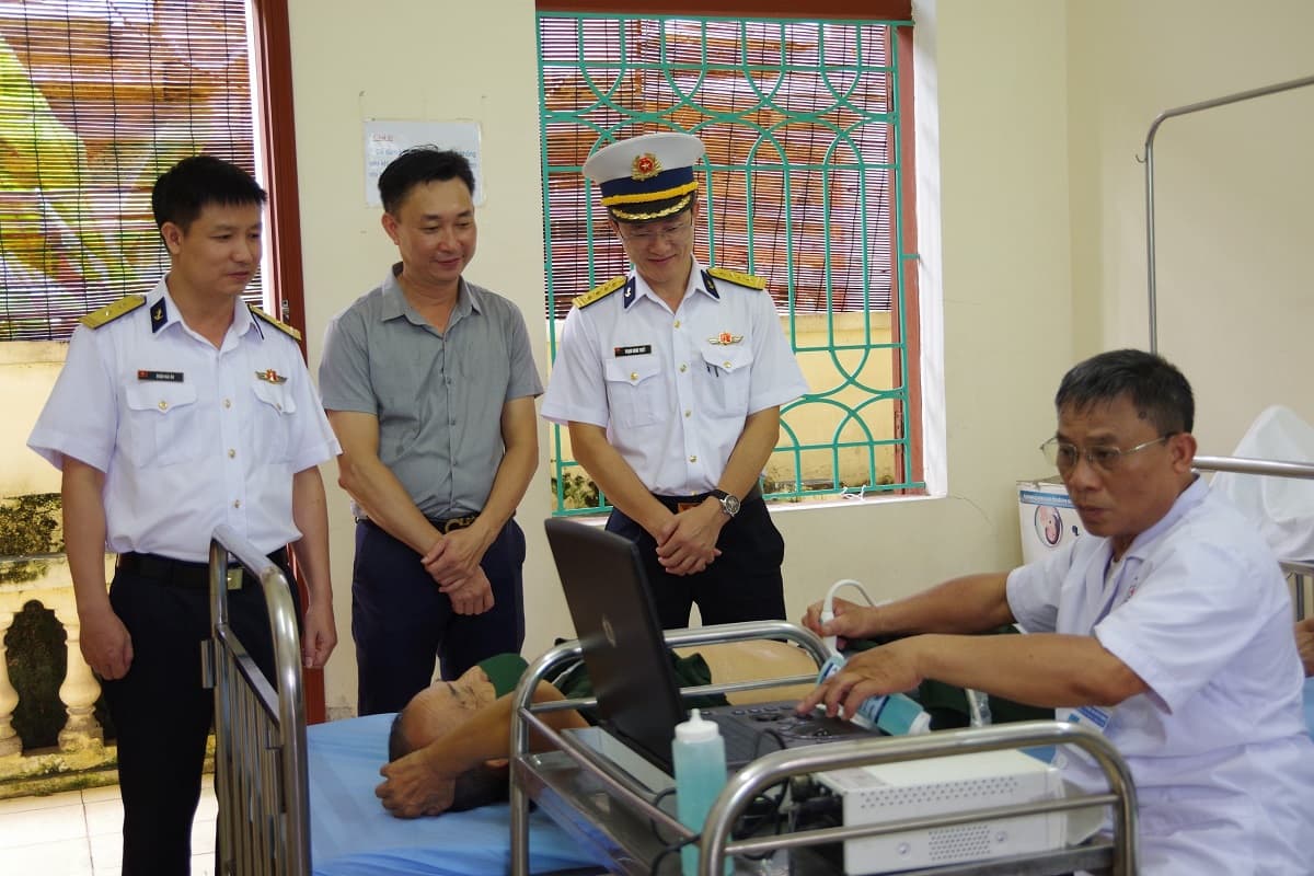 Viện Y học Hải quân: Chăm sóc đối tượng chính sách quận Dương Kinh