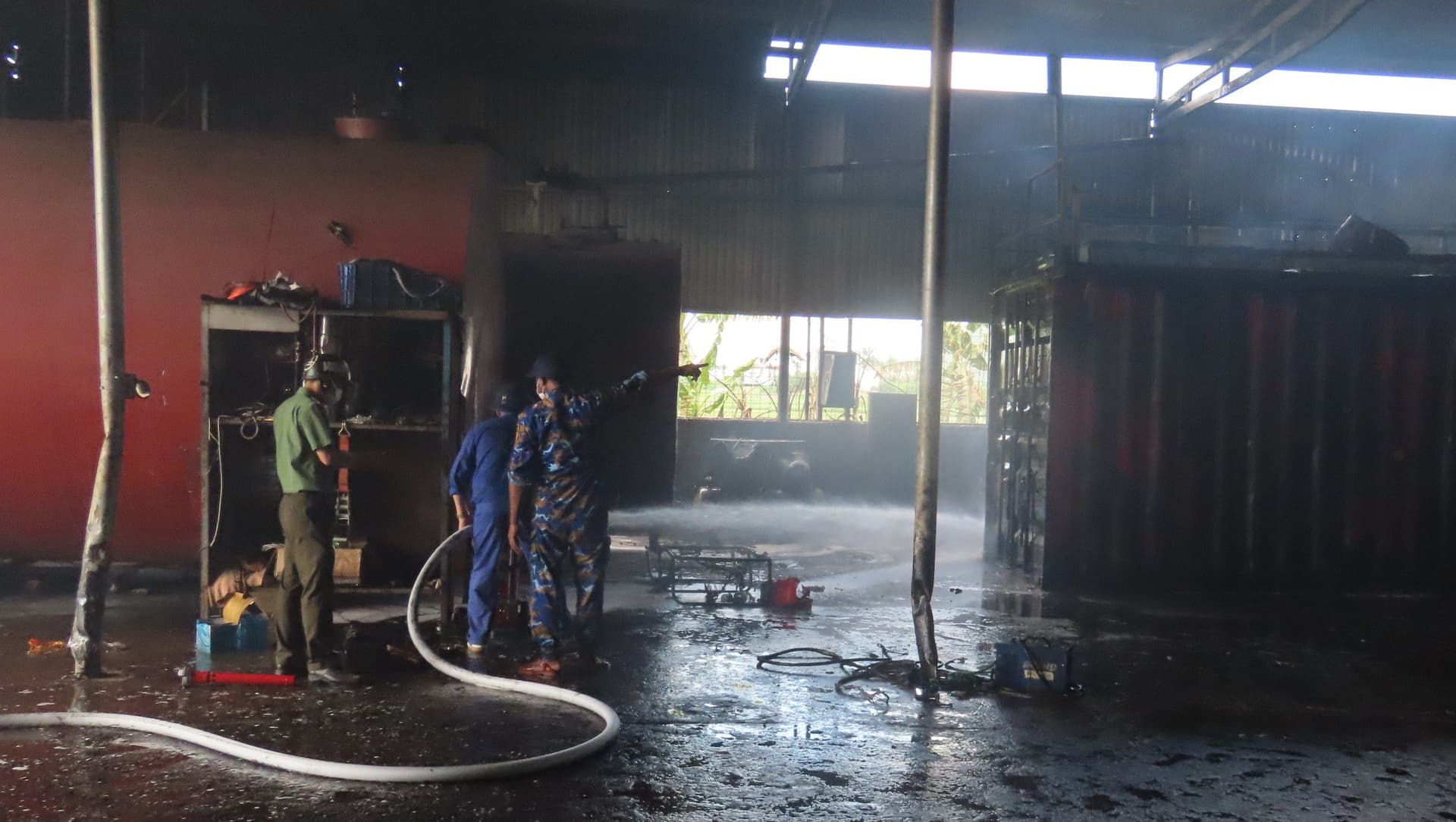 Lữ đoàn 679 giúp dân chữa cháy xưởng gỗ