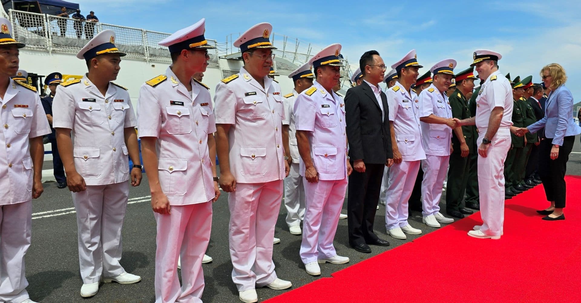 Hải quân và Lực lượng Tuần duyên Hoa Kỳ thăm xã giao Khánh Hòa