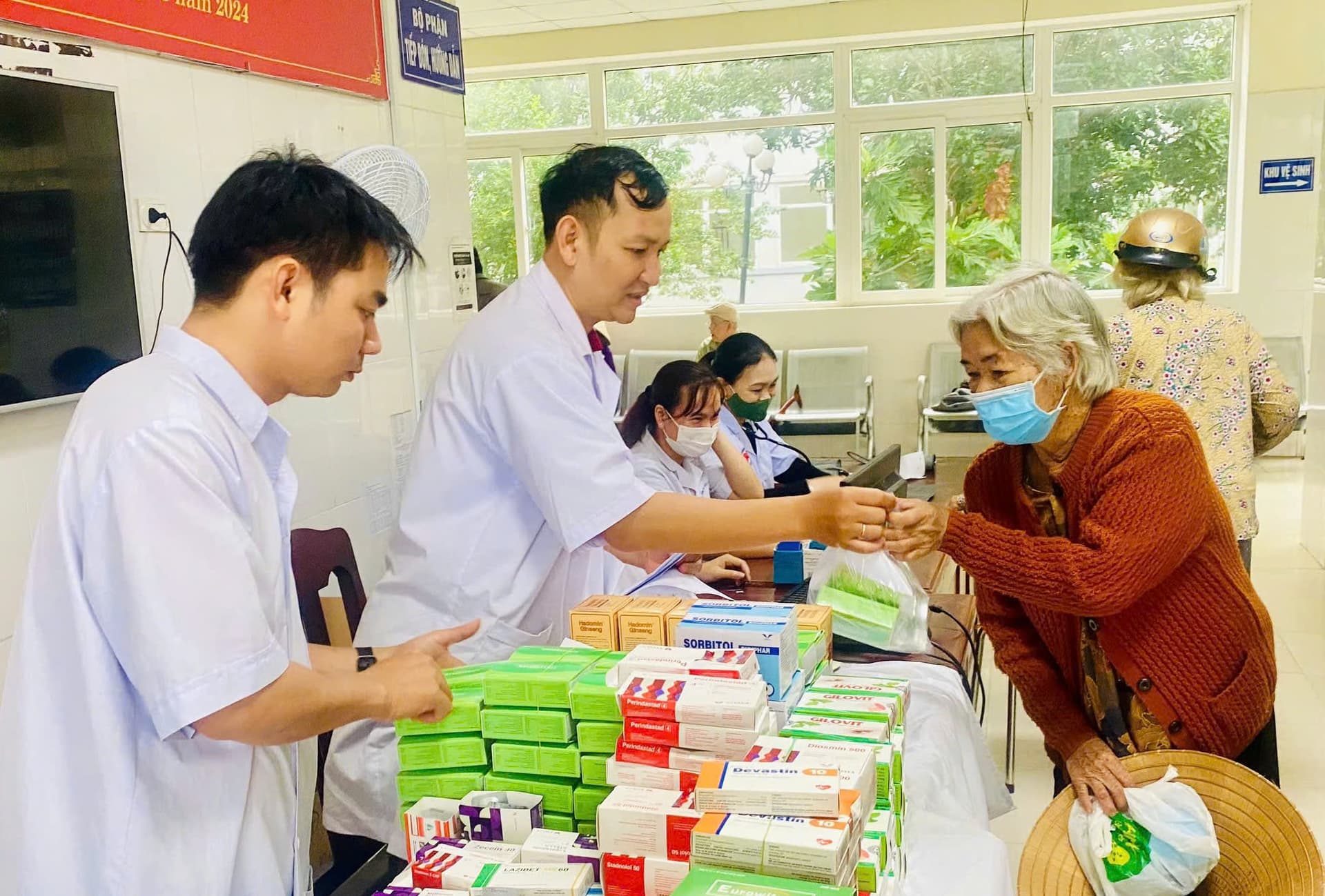 Khám bệnh, cấp thuốc miễn phí cho đối tượng chính sách