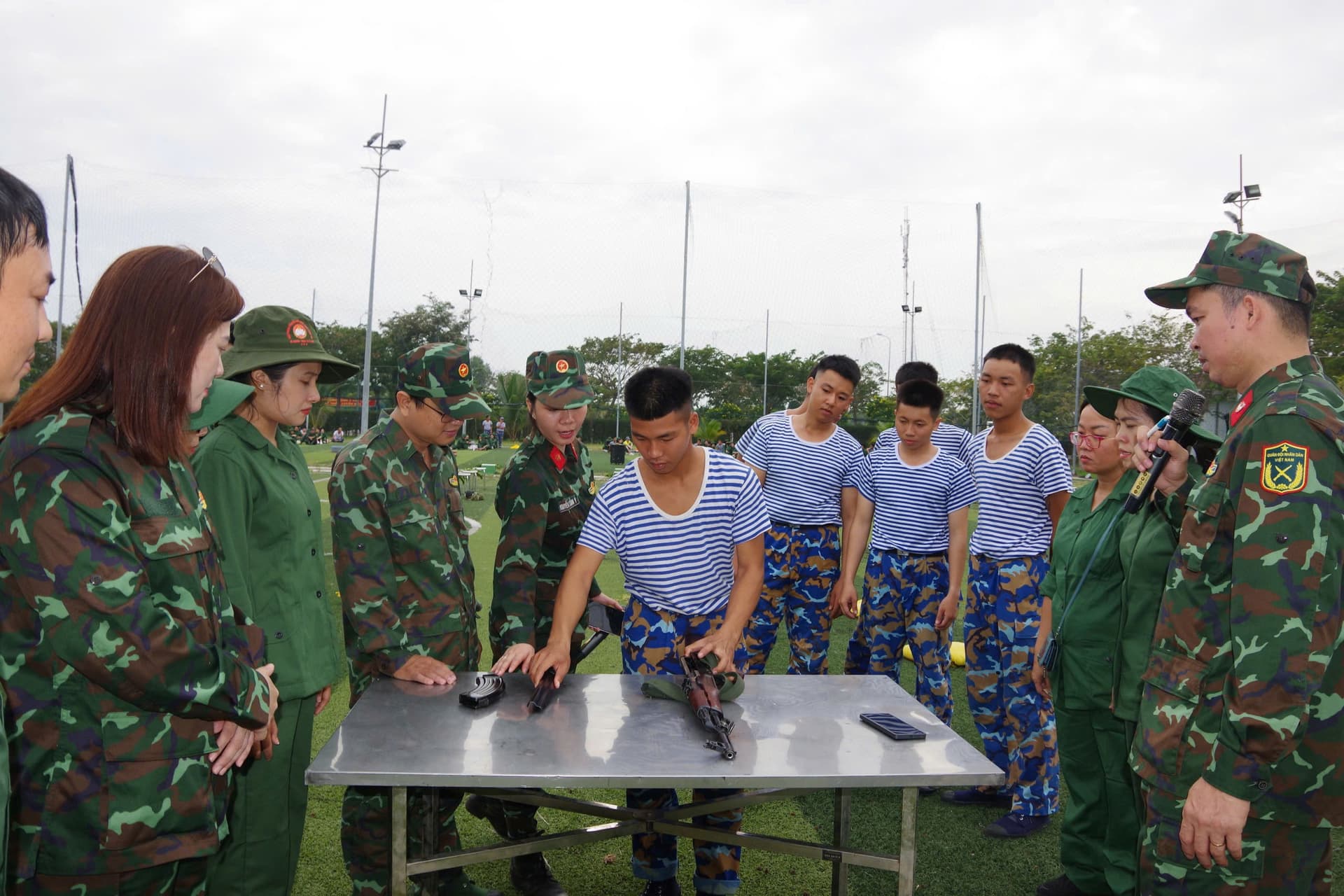 Chương trình “Một ngày cùng chiến sĩ” tại Vùng 2
