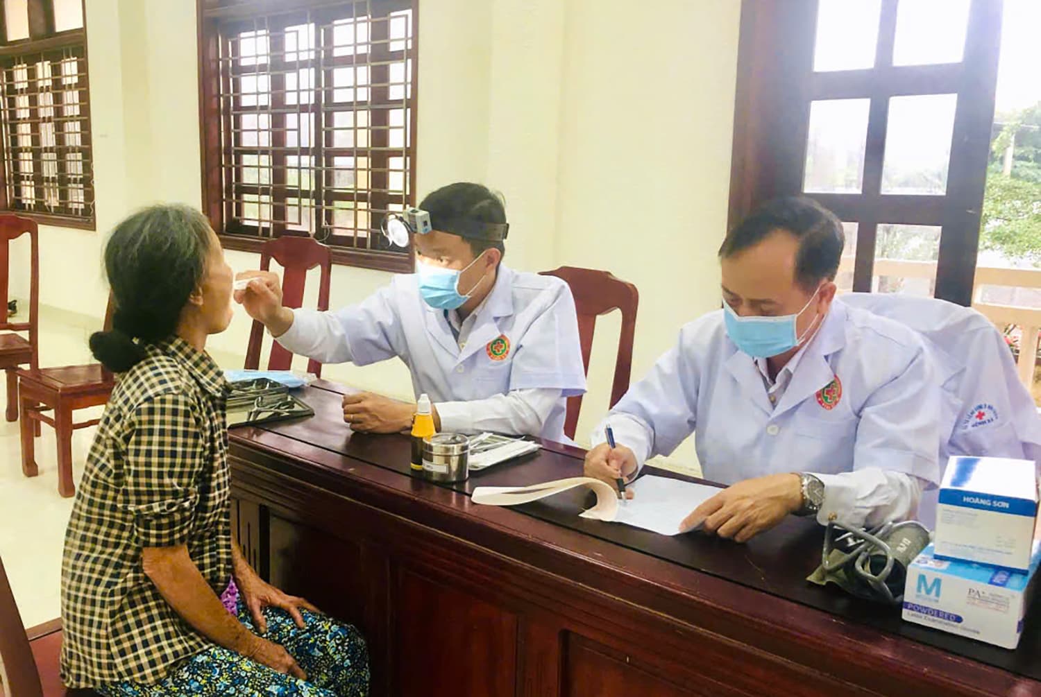 Gần 300 người dân tỉnh Thừa Thiên Huế được bộ đội Hải quân khám bệnh miễn phí