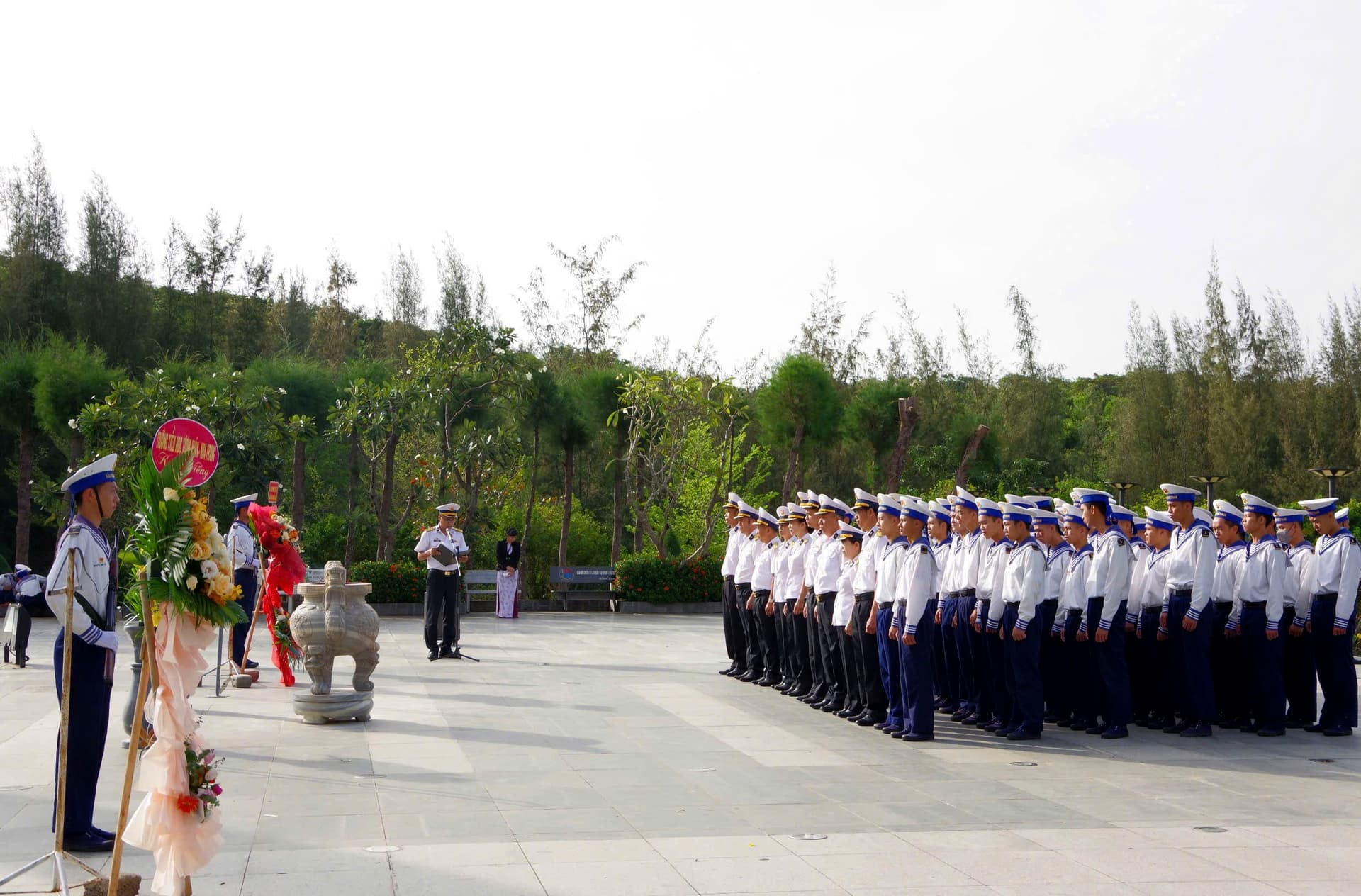 Kho 858 tổ chức dâng hương tại Đài tưởng niệm các chiến sĩ Gạc Ma