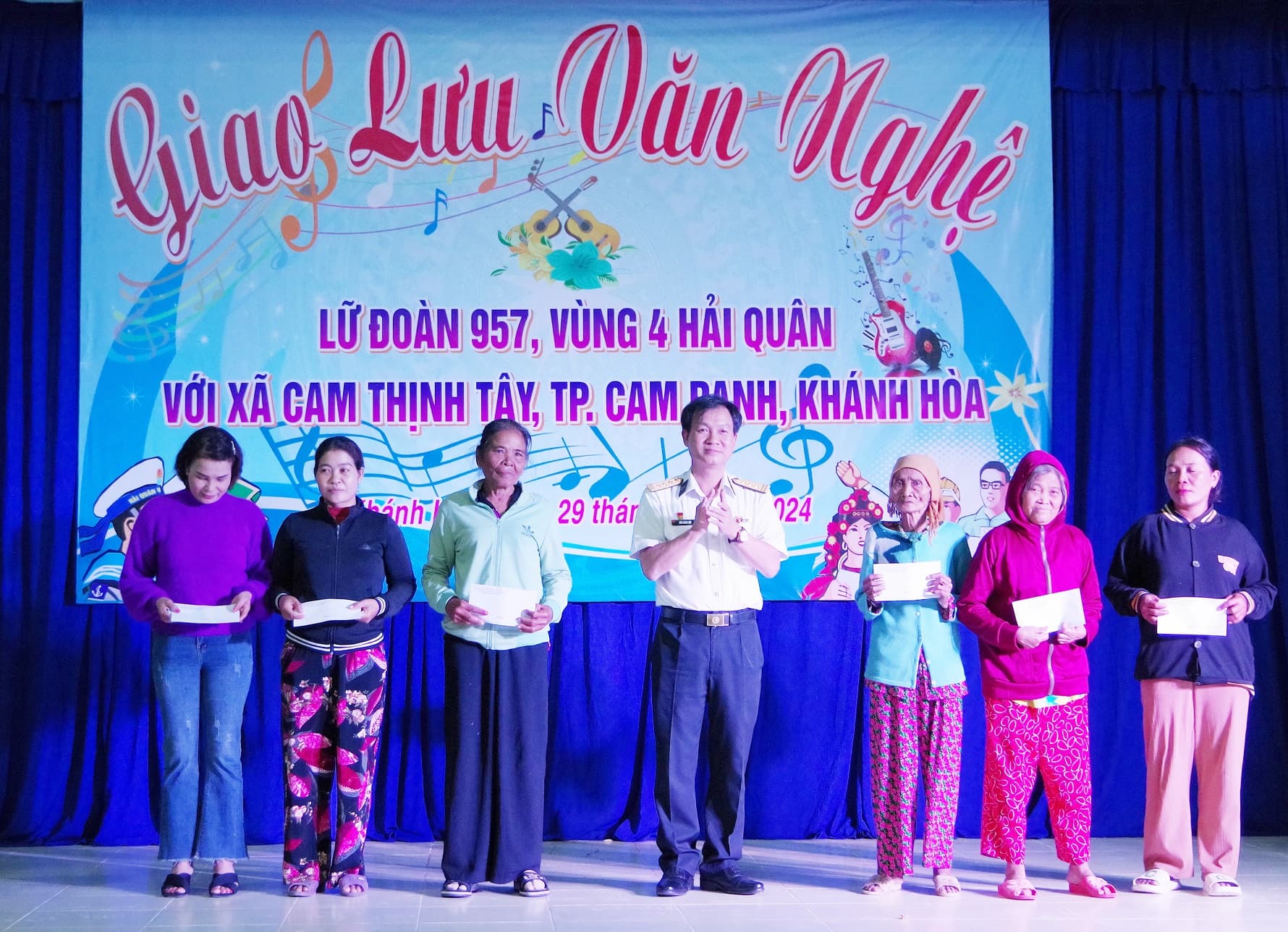 Lữ đoàn 957 tặng quà đồng bào xã Cam Thịnh Tây