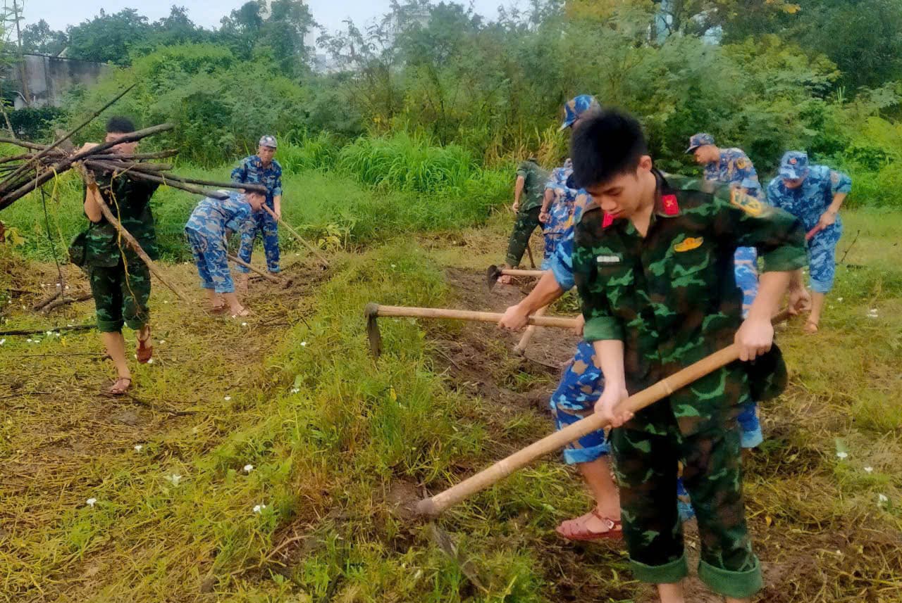 Tuổi trẻ Trường Cao đẳng Kỹ Hải quân chung tay xây dựng cảnh quan môi trường địa bàn đóng quân