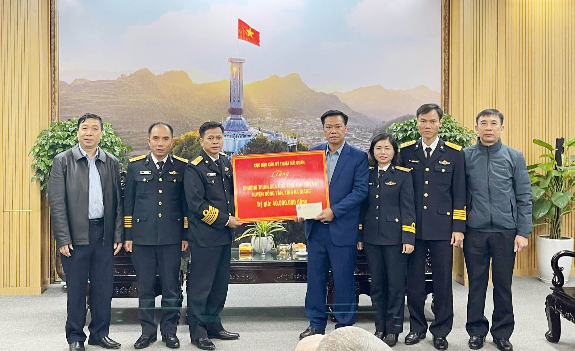 Đoàn công tác Cục Hậu cần-Kỹ thuật Hải quân thăm, tặng quà tại huyện Đồng Văn