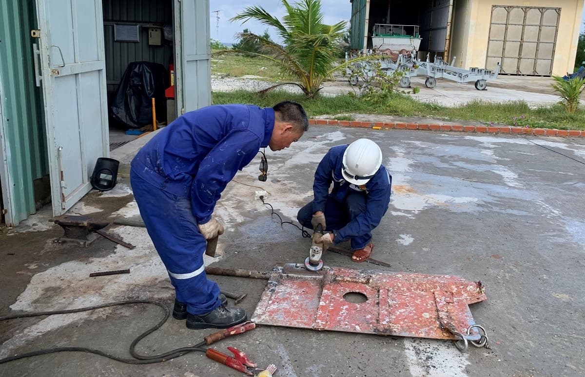 Giúp tàu cá Phú Yên khắc phục sự cố bánh lái