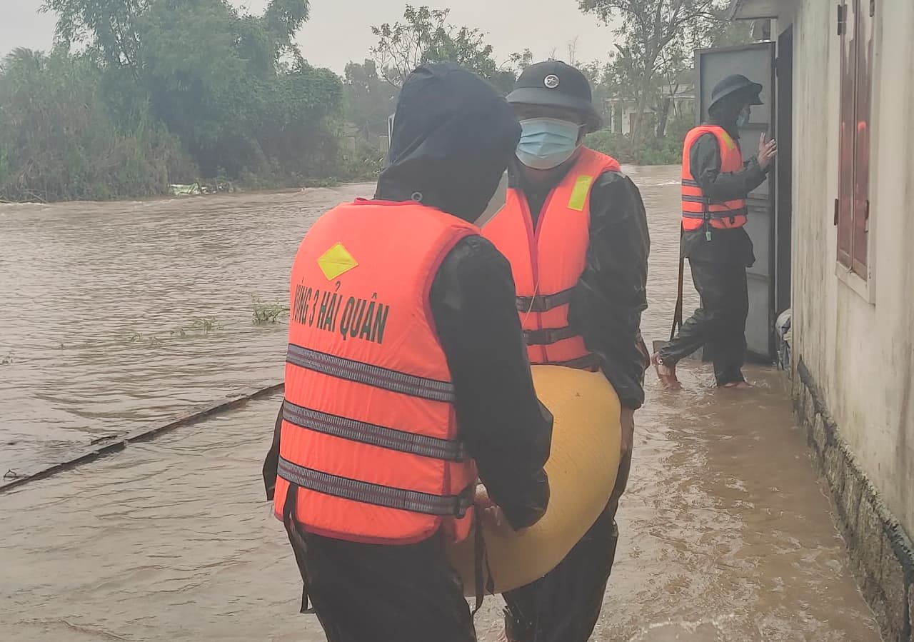 Trạm ra đa 3512, Trung đoàn 351 giúp di dời người dân vùng lũ Phù Cát