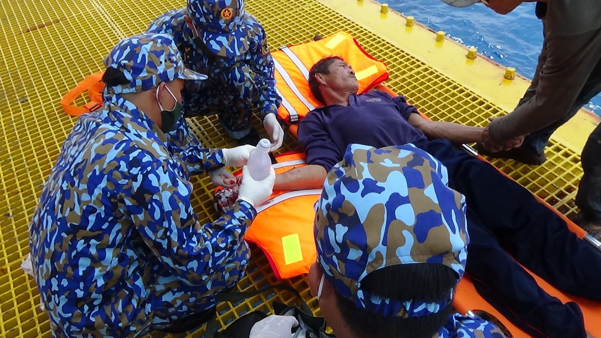 Vùng 2 đồng hành với ngư dân vươn khơi, bám biển