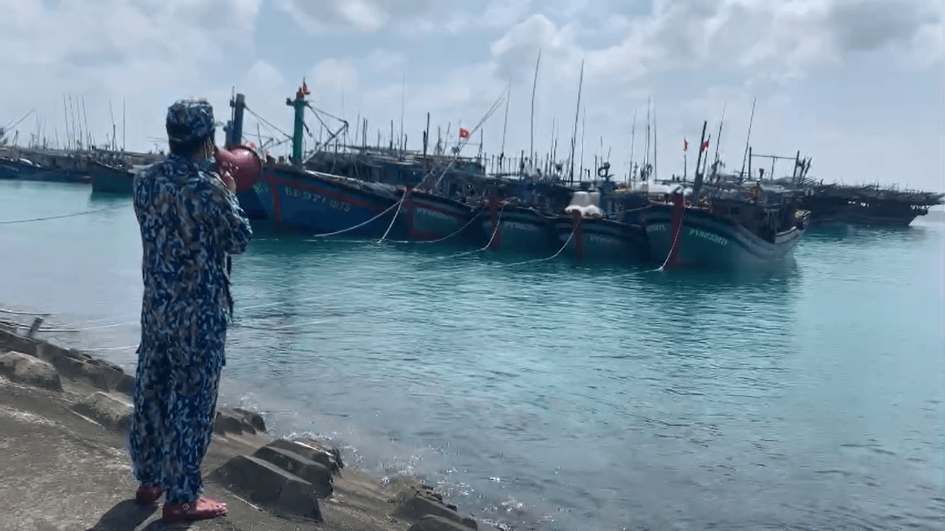 Gần 400 ngư dân vào âu tàu, làng chài huyện đảo Trường Sa tránh, trú bão trong ngày 16/12