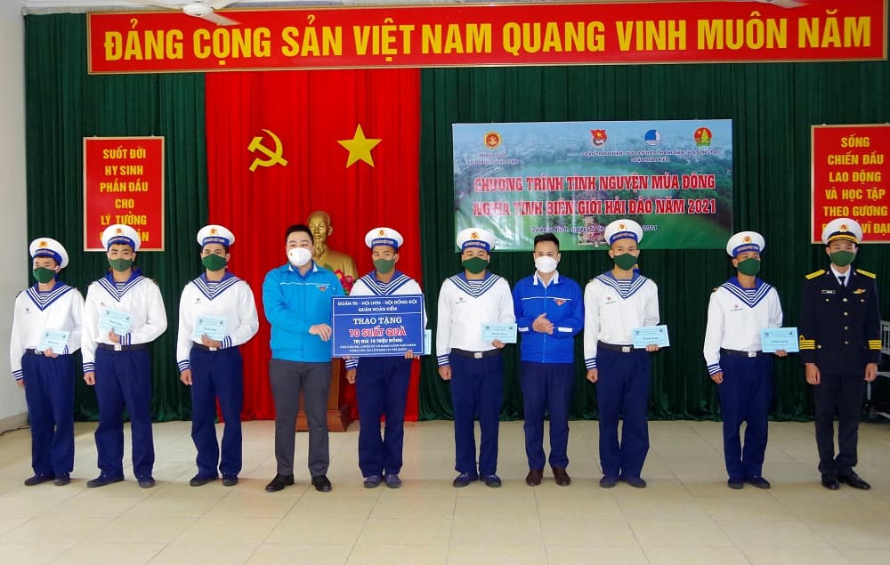 Quận đoàn Hoàn Kiếm thăm, tặng quà đoàn viên, thanh niên Lữ đoàn 147