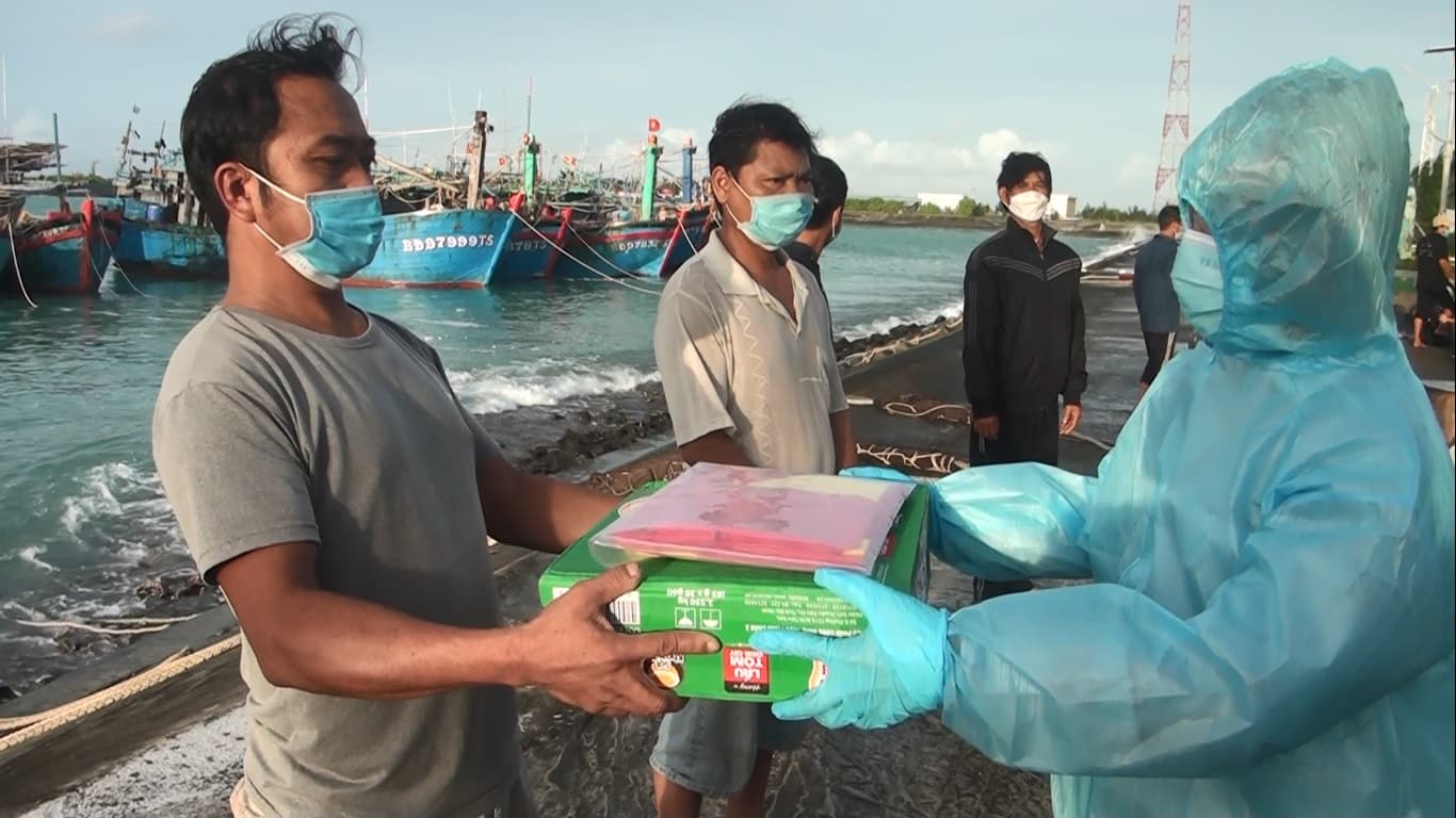 Đảo Sinh Tồn tặng quà ngư dân tránh trú bão số 9