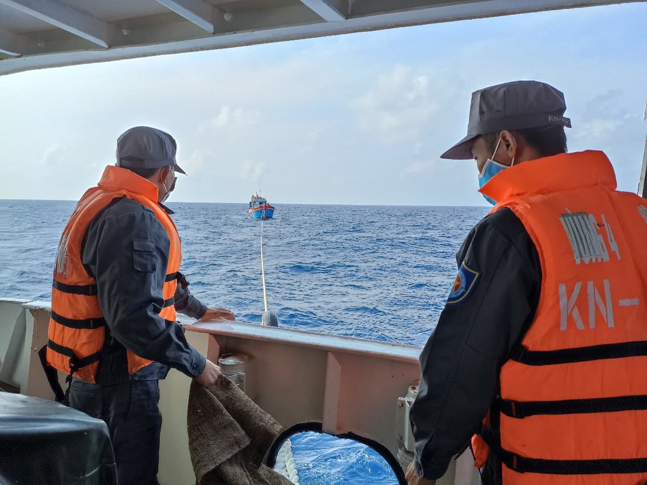 Tàu KN 416 cứu kéo thành công tàu cá Quảng Ngãi bị hỏng máy