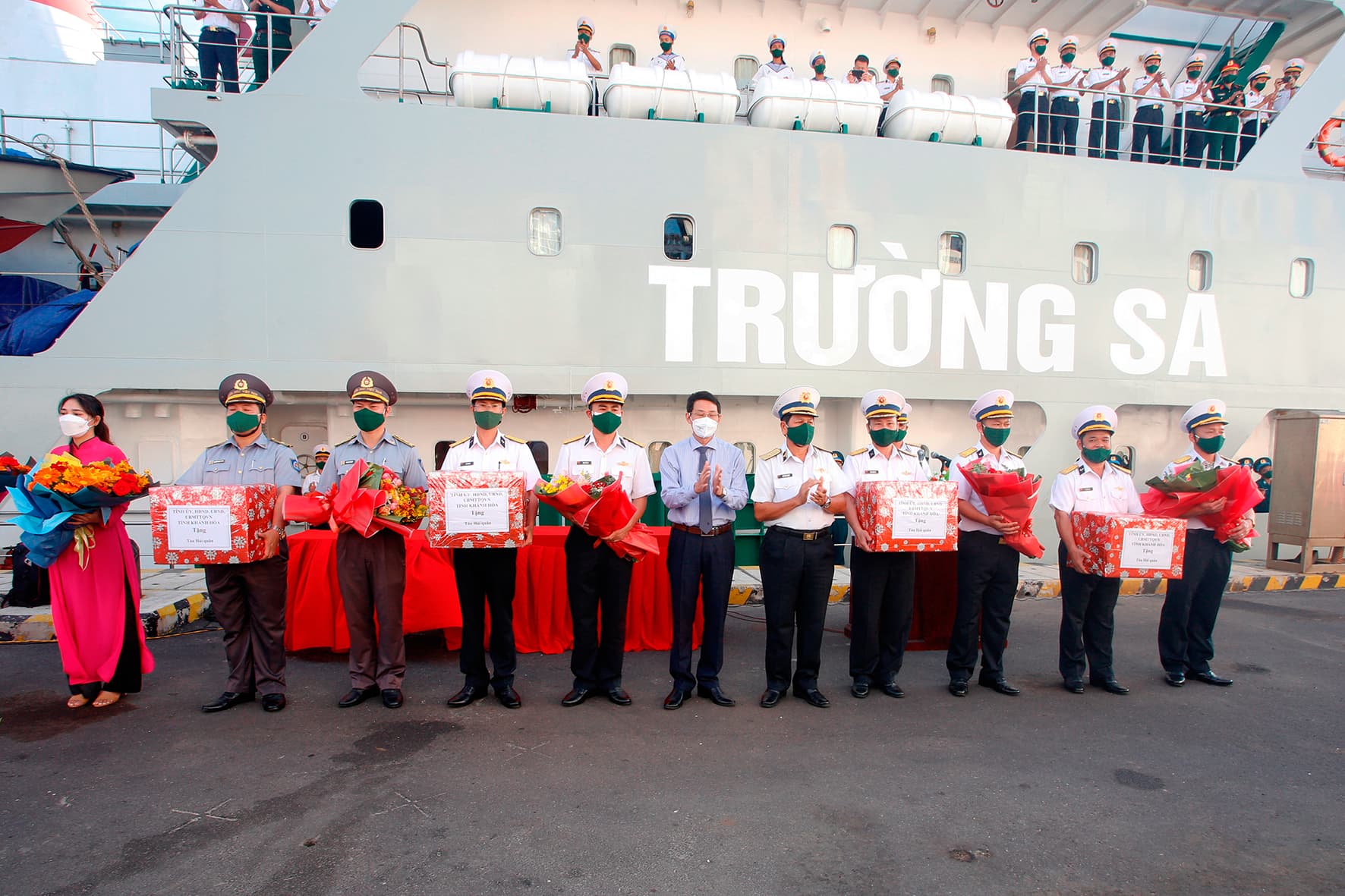 Tiễn đoàn công tác chúc Tết quân và dân huyện đảo Trường Sa