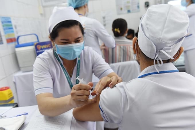 Tiêm vắc xin phòng Covid-19 vượt mốc 100 triệu liều