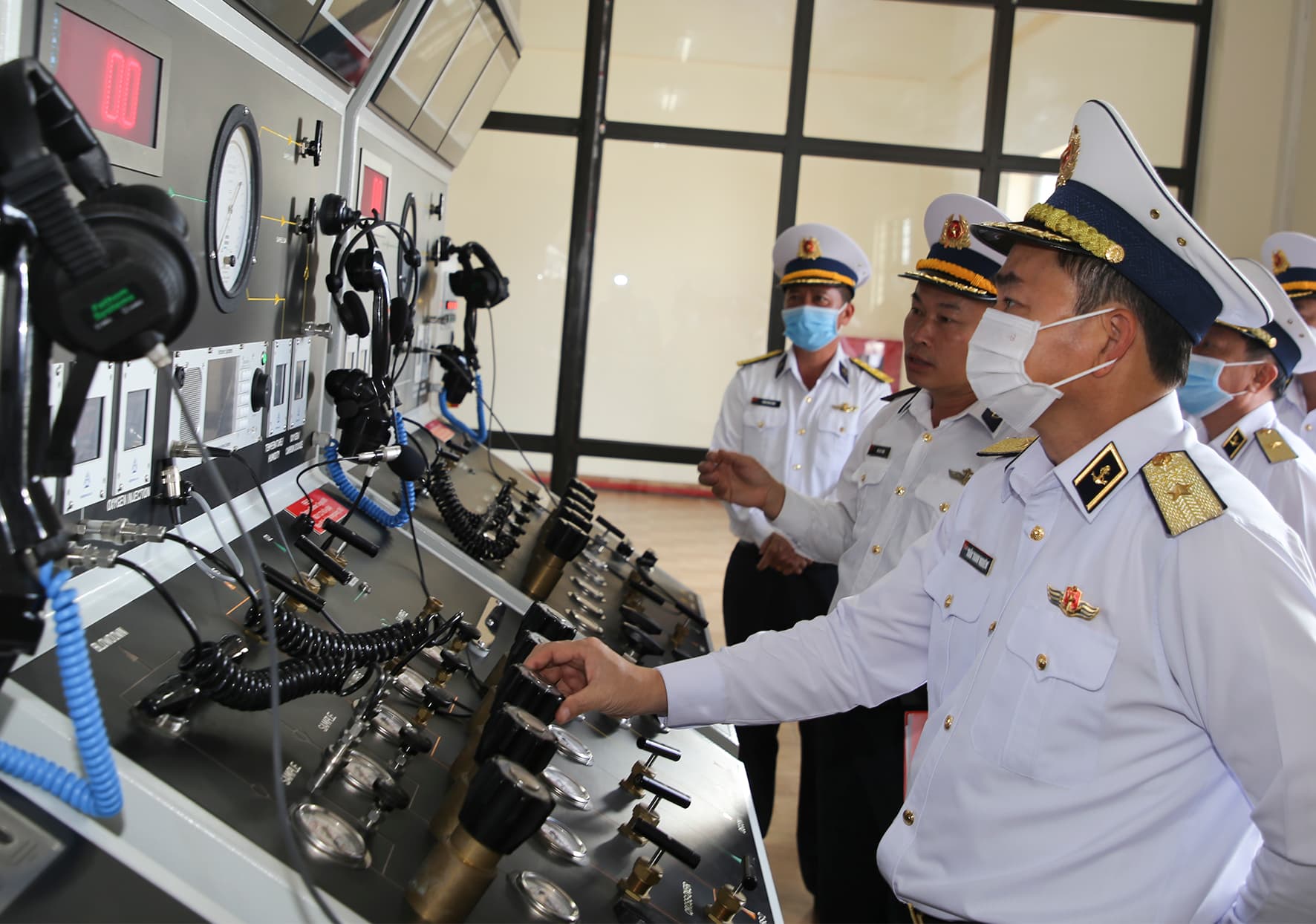 Tư lệnh Hải quân kiểm tra Trung tâm huấn luyện lặn sâu Lữ đoàn 126