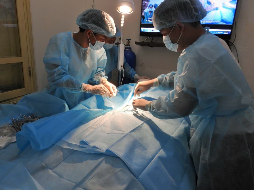 Bệnh xá đảo Sinh Tồn Đông mổ cấp cứu quân nhân bị viêm ruột thừa cấp