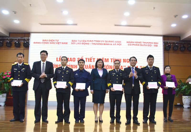 Trao sổ tiết kiệm tình nghĩa chương trình “Xuân Trường Sa” năm 2018