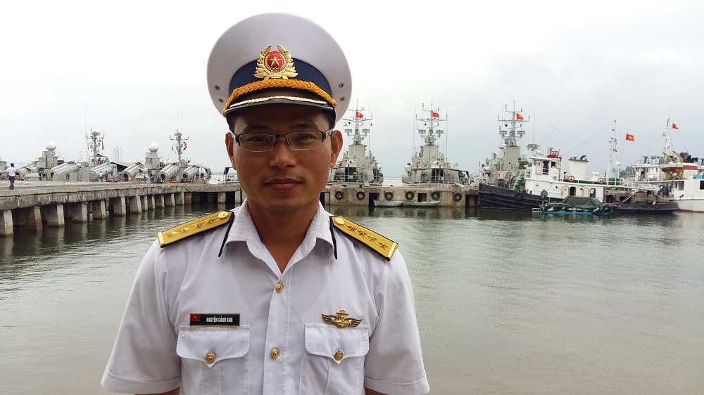 Cán bộ chính trị mẫu mực