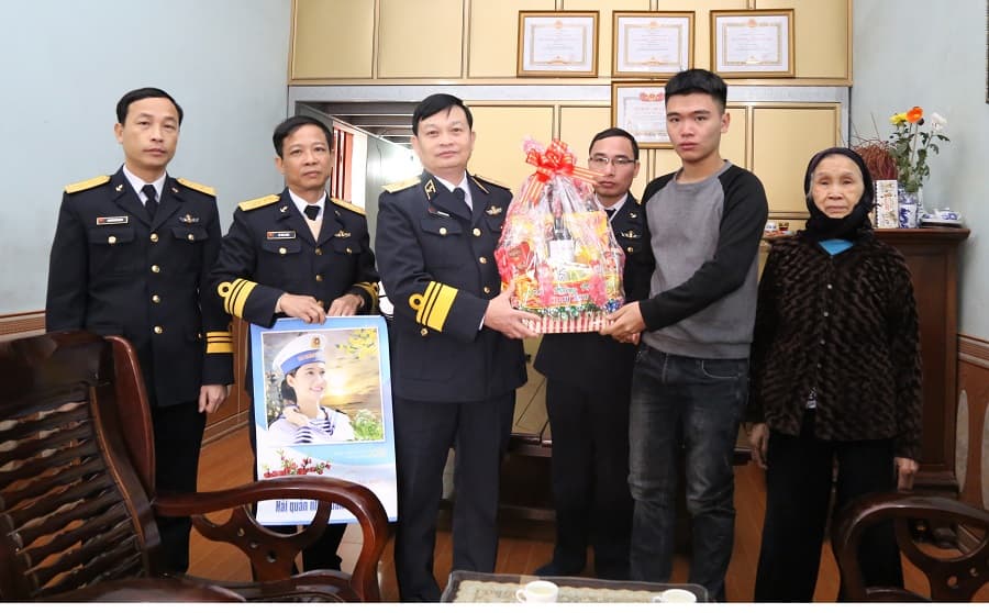 Thiếu tướng Trần Hoài Trung thăm và chúc Tết các gia đình chính sách tại Hải Phòng