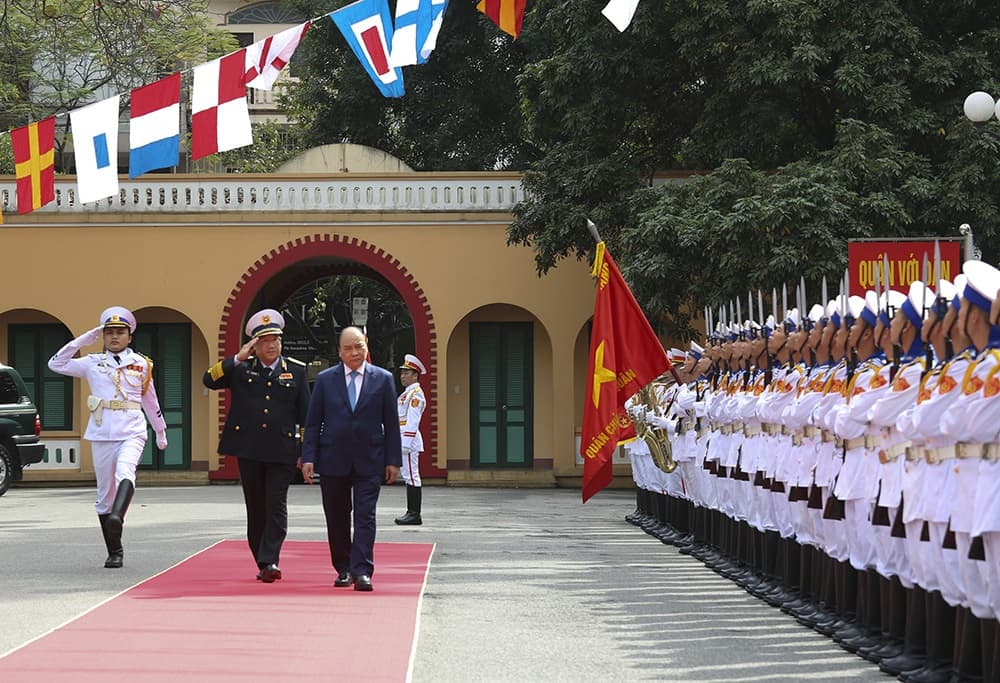 Thủ tướng Nguyễn Xuân Phúc kiểm tra công tác sẵn sàng chiến đấu và chúc Tết cán bộ, chiến sĩ Quân chủng Hải quân