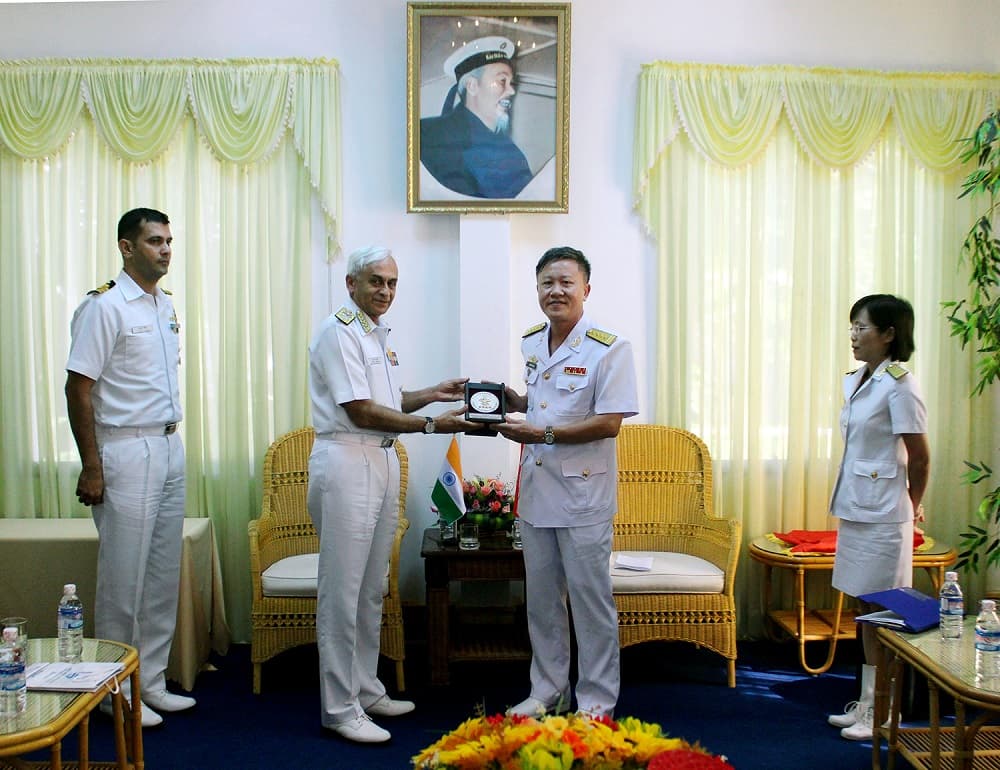 Chủ tịch Ủy ban Tham mưu trưởng kiêm Tư lệnh Hải quân Ấn Độ thăm Học viện Hải quân