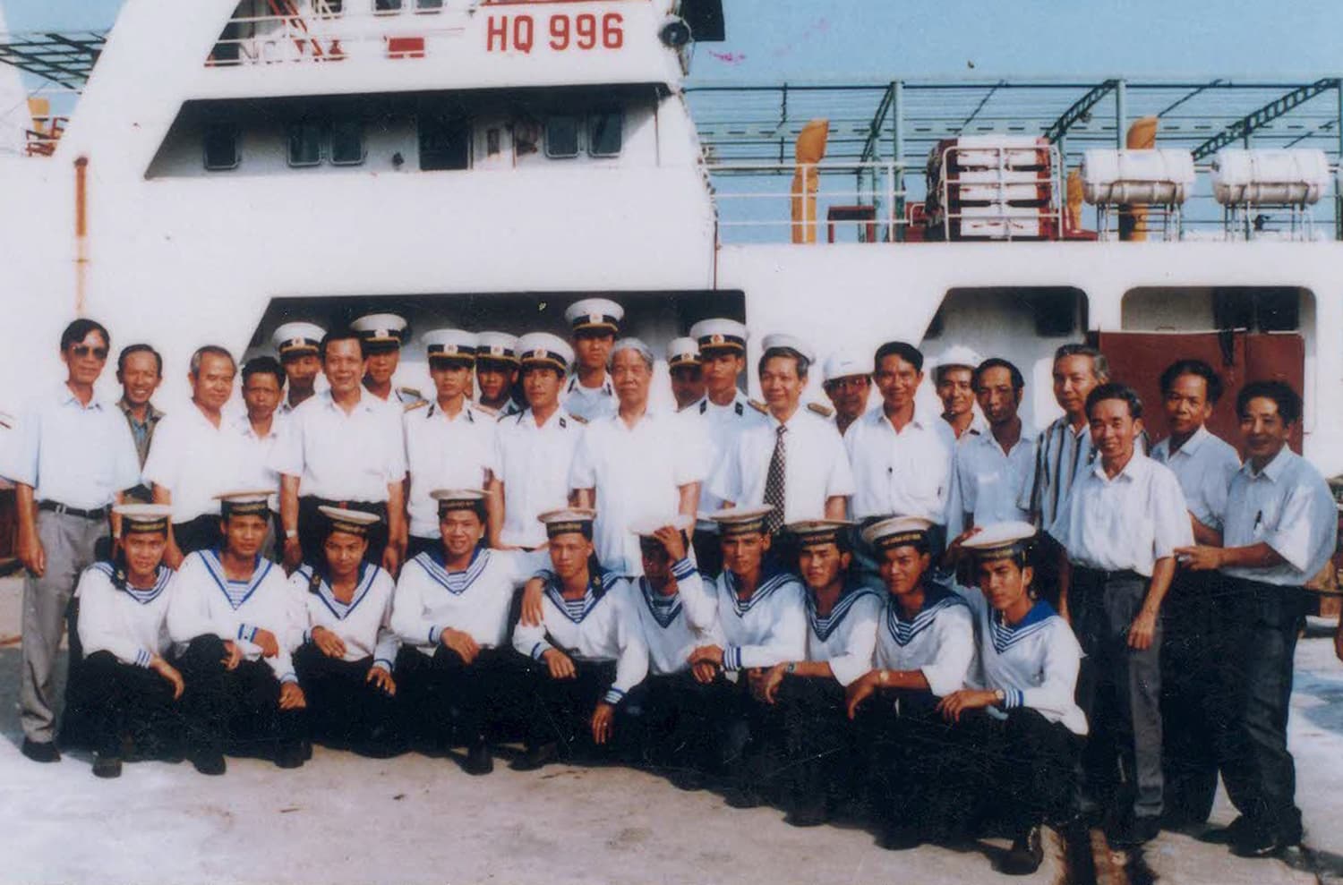 Tổng Bí thư Đỗ Mười với bộ đội Hải quân