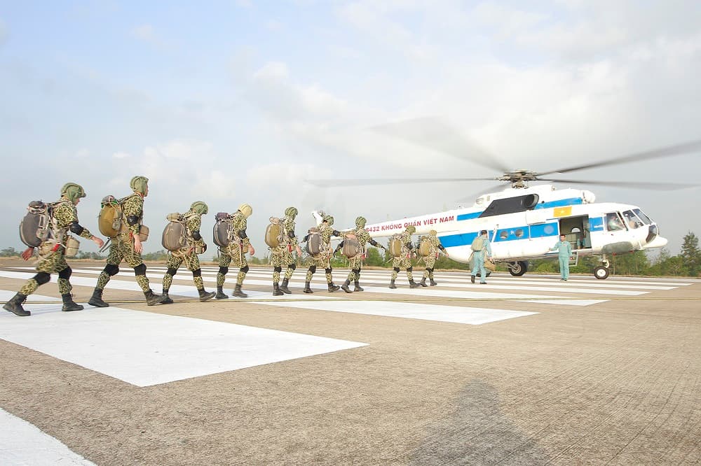 Gần 60 quân nhân tham gia thực hành nhảy dù huấn luyện