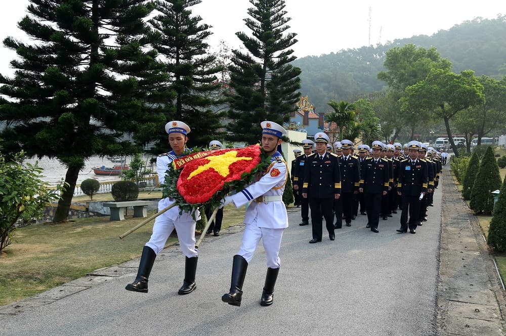 Đoàn đại biểu dự Đại hội Công đoàn Hải quân lần thứ VIII dâng hương tại Bến K15 Đồ Sơn