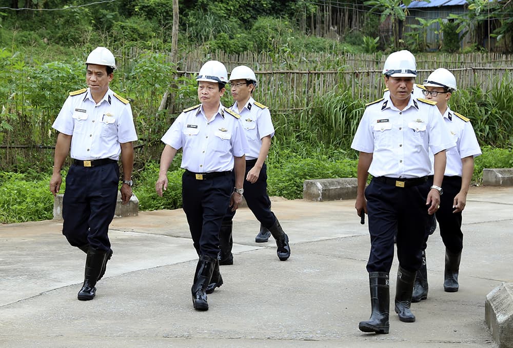 Phó Đô đốc Trần Hoài Trung thăm và kiểm tra công trường do Lữ đoàn 131 thi công