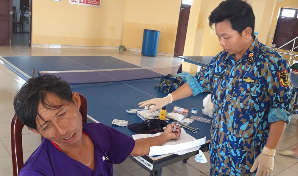 Đảo Núi Le A cấp cứu ngư dân bị nạn trên biển