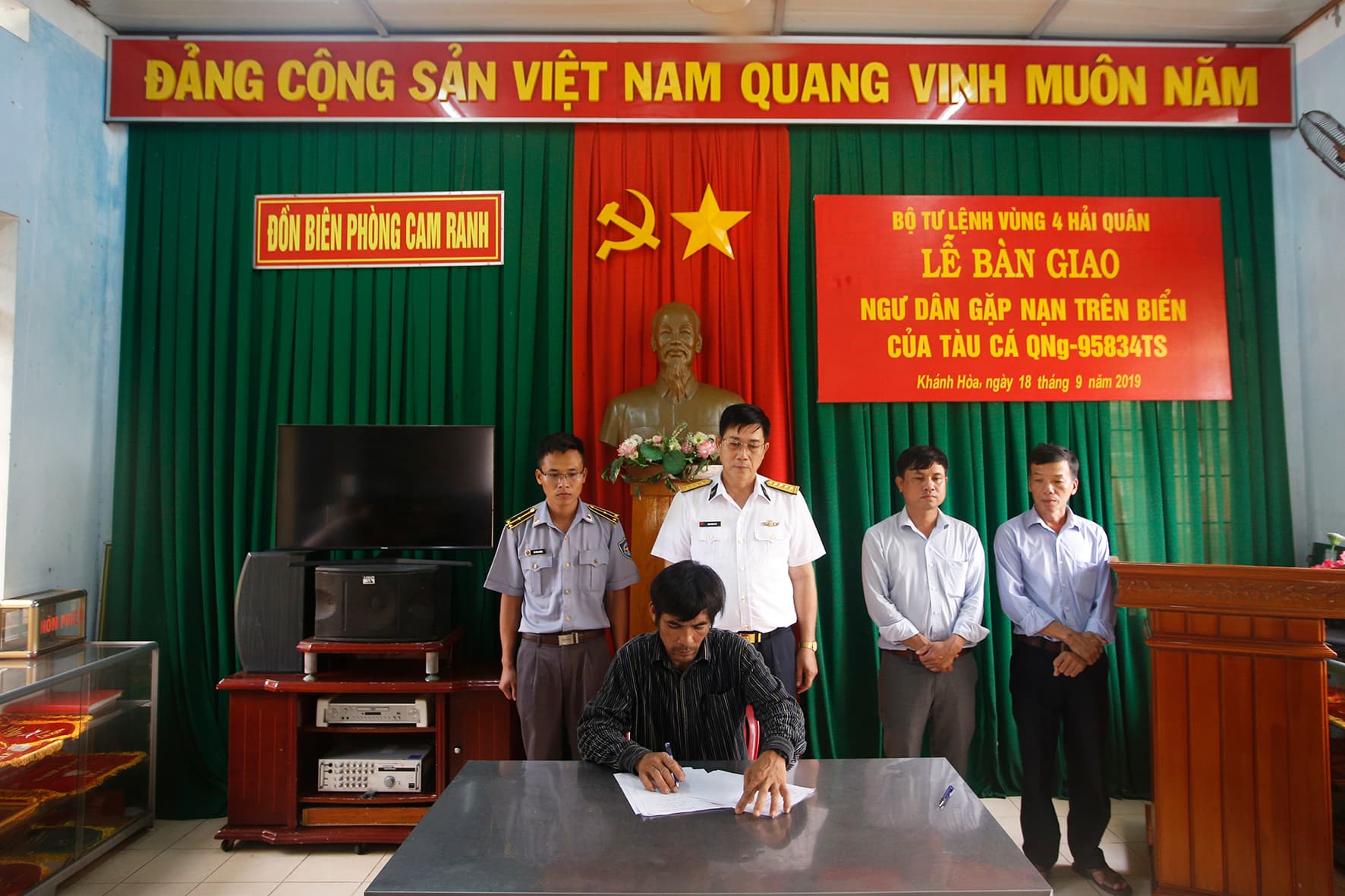 Tàu KN 410 đưa 46 ngư dân Quảng Ngãi  về bờ an toàn