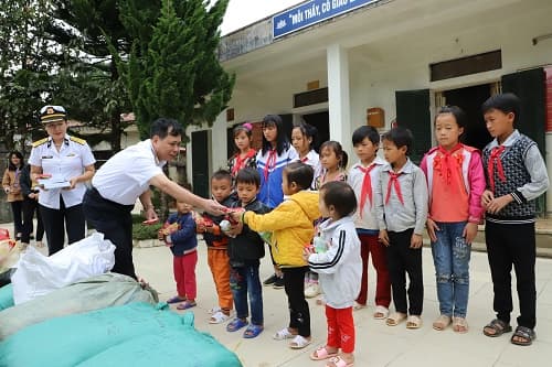 Bộ Tham mưu Hải quân: Trao quà, khám sức khỏe cho đồng bào các dân tộc tỉnh Lai Châu