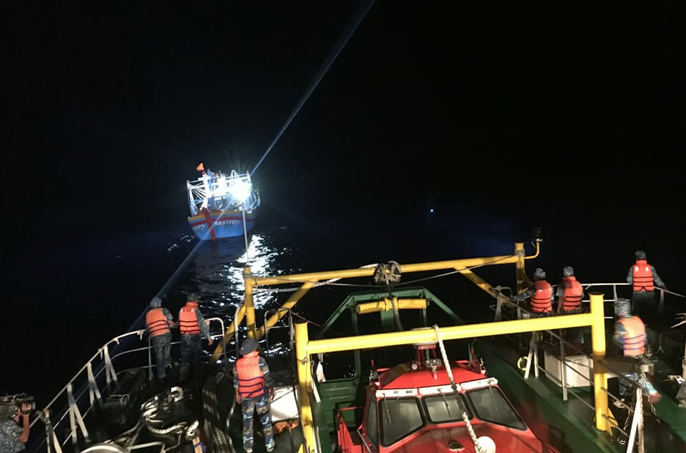 Tàu 924 Hải quân cứu kéo tàu cá Bình Định ở khu vực thềm lục địa phía Nam