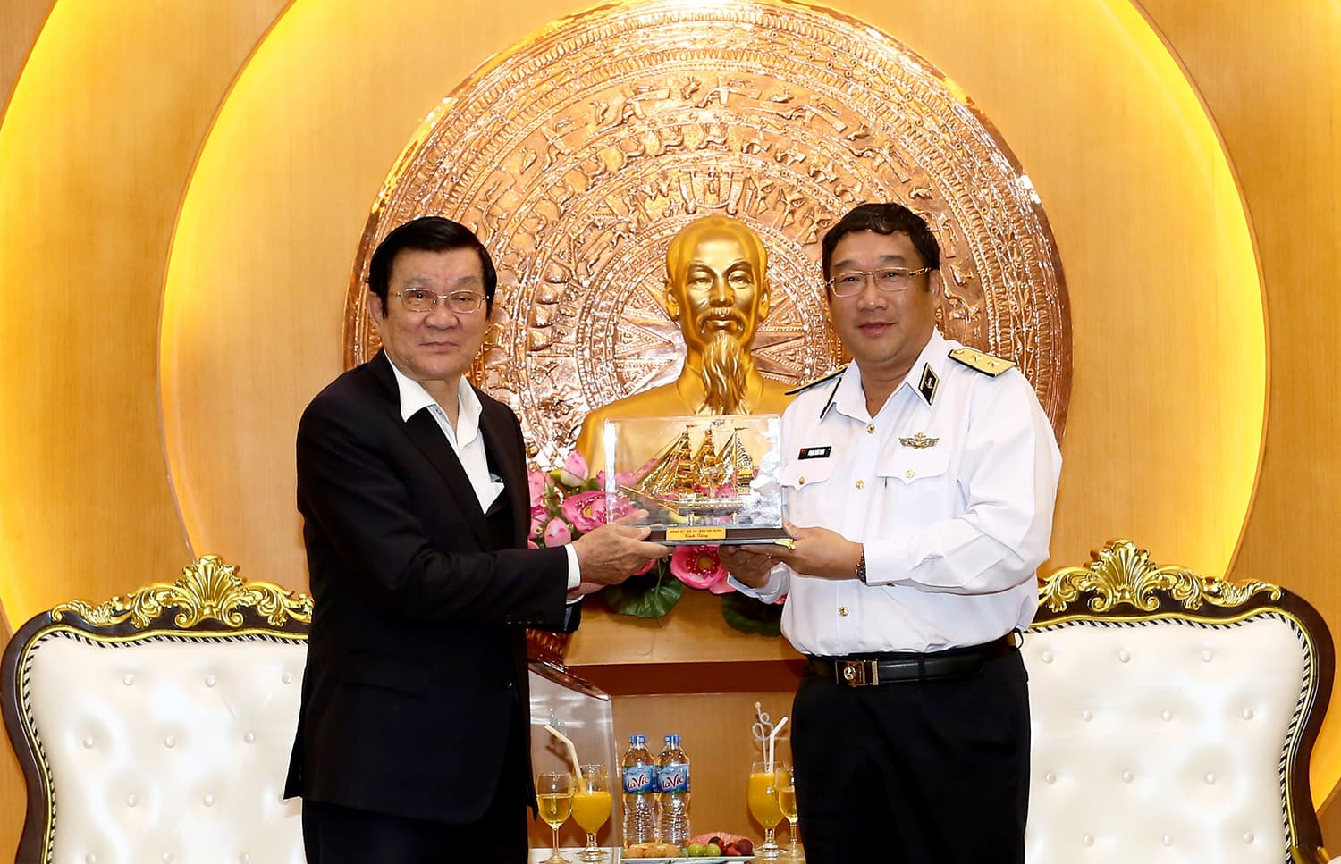 Nguyên Chủ tịch nước Trương Tấn Sang thăm Bộ Tư lệnh Hải quân