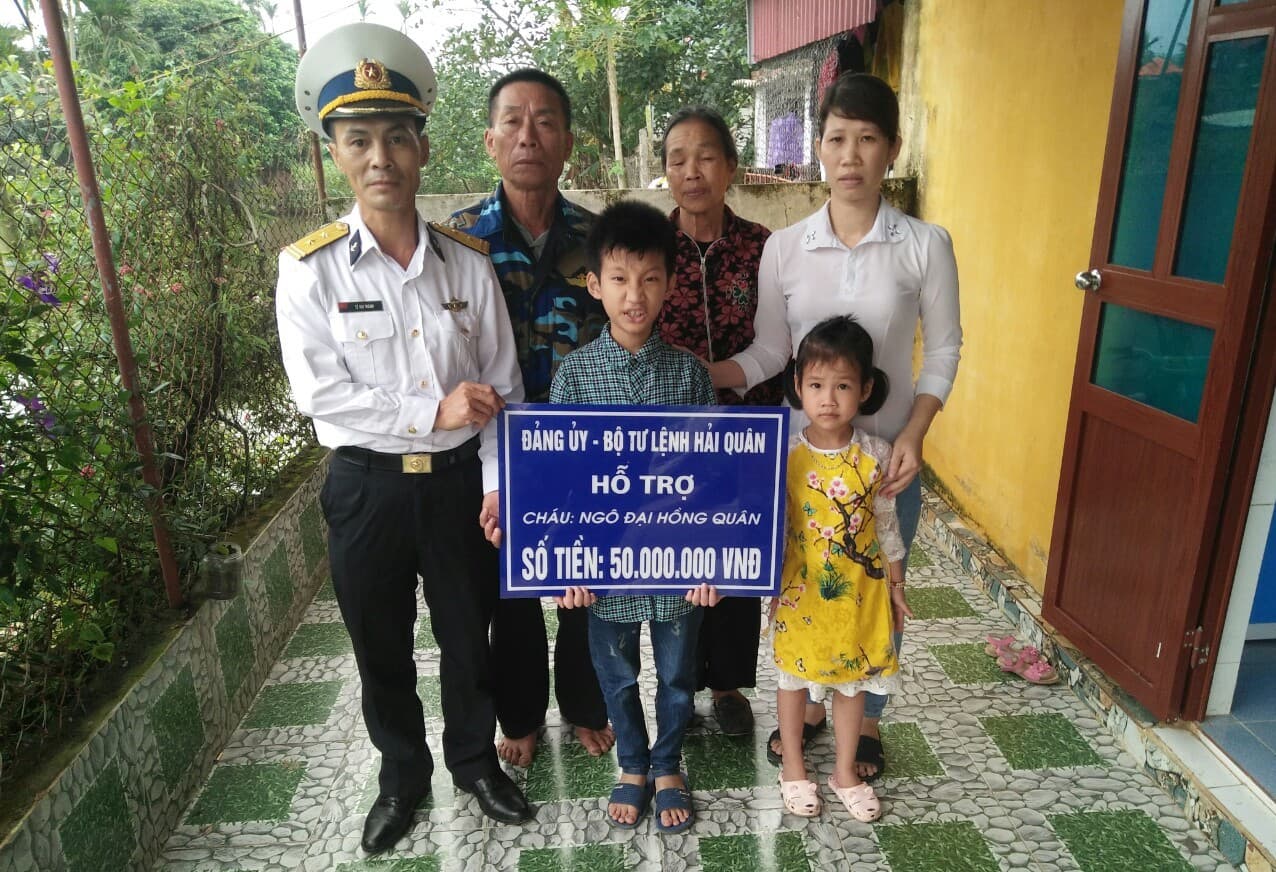 Lữ đoàn 146, Vùng 4 Hải quân trao tiền hỗ trợ của Quân chủng cho con quân nhân bị bệnh tim bẩm sinh