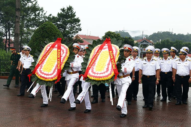 Đoàn công tác Bộ Tư lệnh Hải quân: Dâng hương, dâng hoa ở khuôn viên lưu niệm Chủ tịch Hồ Chí Minh tại Lạng Sơn