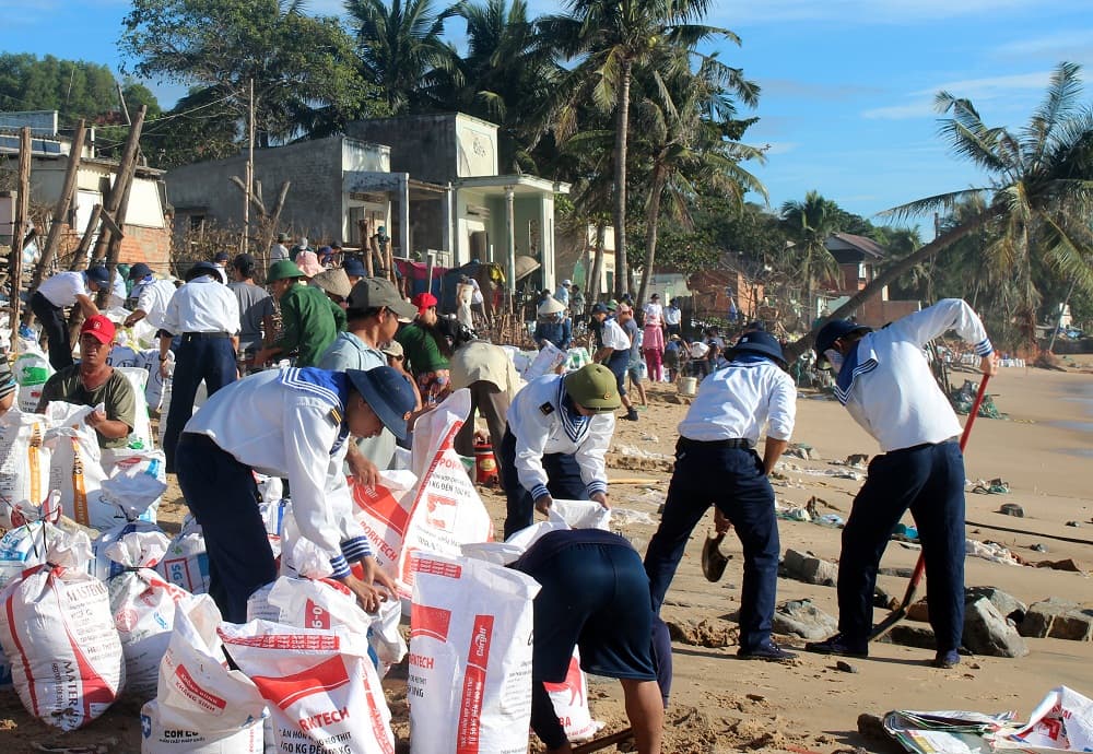 Lữ đoàn 681 Hải quân: Giúp nhân dân Phan Thiết chống xâm thực biển
