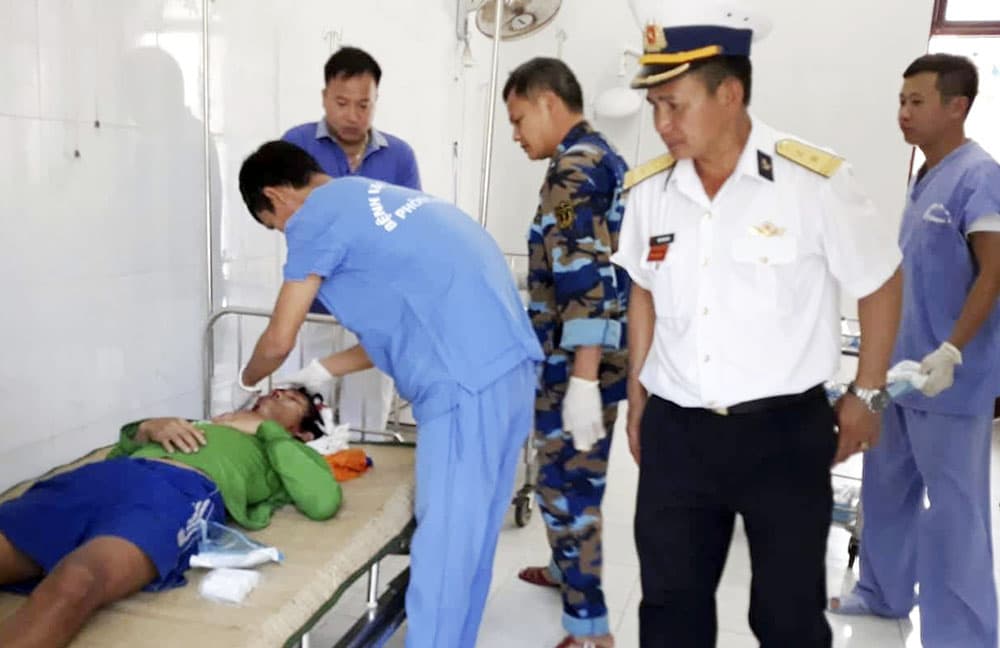 Bệnh xá đảo Song Tử Tây cấp cứu kịp thời ngư dân Tàu BĐ 91135TS bị nạn