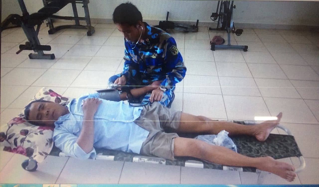 Quân y đảo Đá Lớn C kịp thời khám và cấp thuốc hỗ trợ ngư dân bị bệnh trên biển