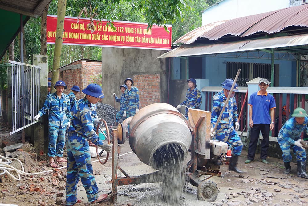 Lữ đoàn 172, Vùng 3 Hải quân giúp dân bê tông hóa tuyến đường liên thôn
