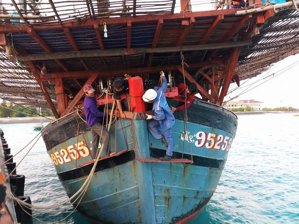 Trung tâm Hậu cần-Kỹ thuật nghề cá đảo Sinh Tồn: Khắc phục sự cố cho tàu cá