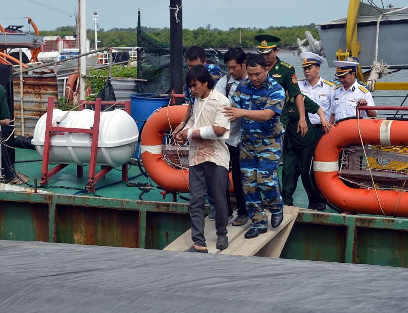 Tàu 743, Hải đoàn 129 Hải quân kịp thời chuyển ngư dân bị nạn về bờ