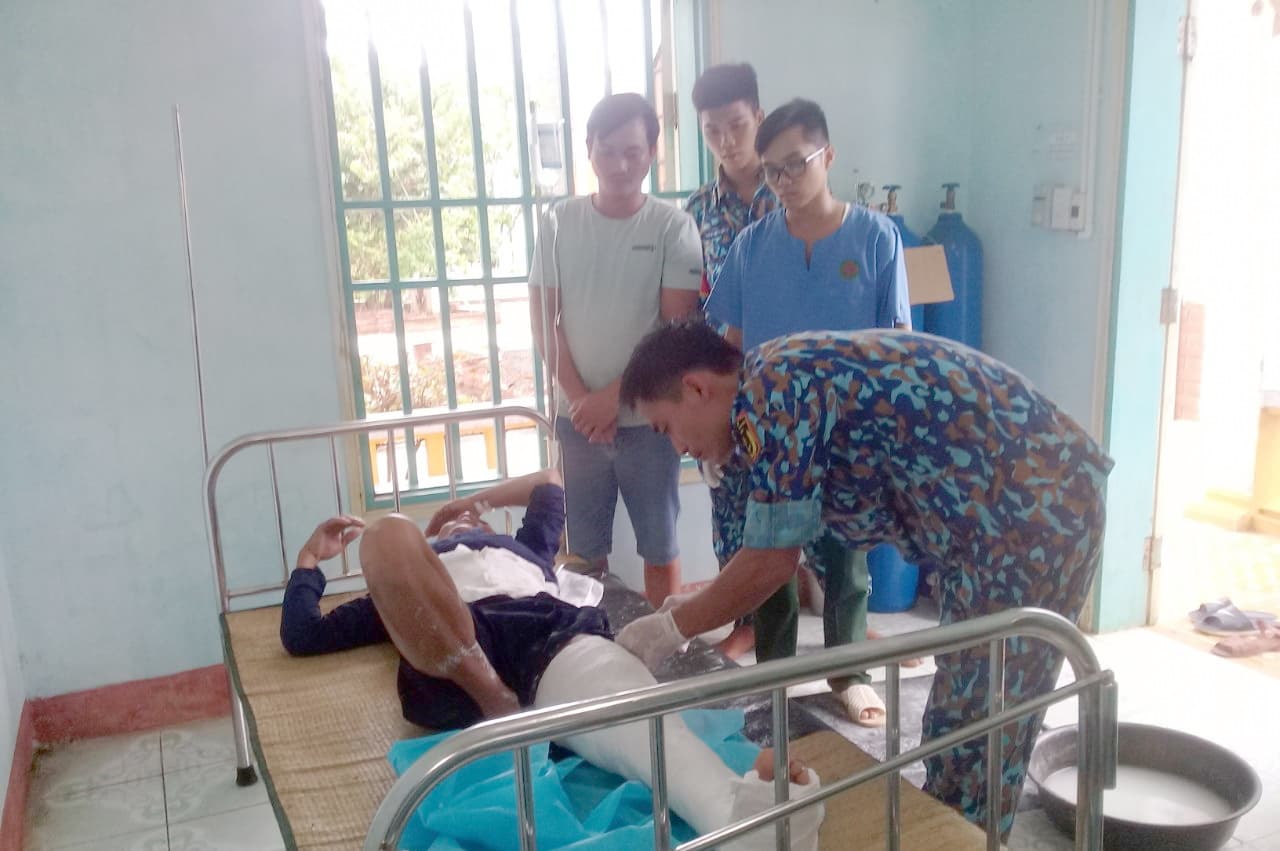 Bệnh xá đảo Sơn Ca: Cấp cứu ngư dân Quảng Nam bị gãy xương đùi trái