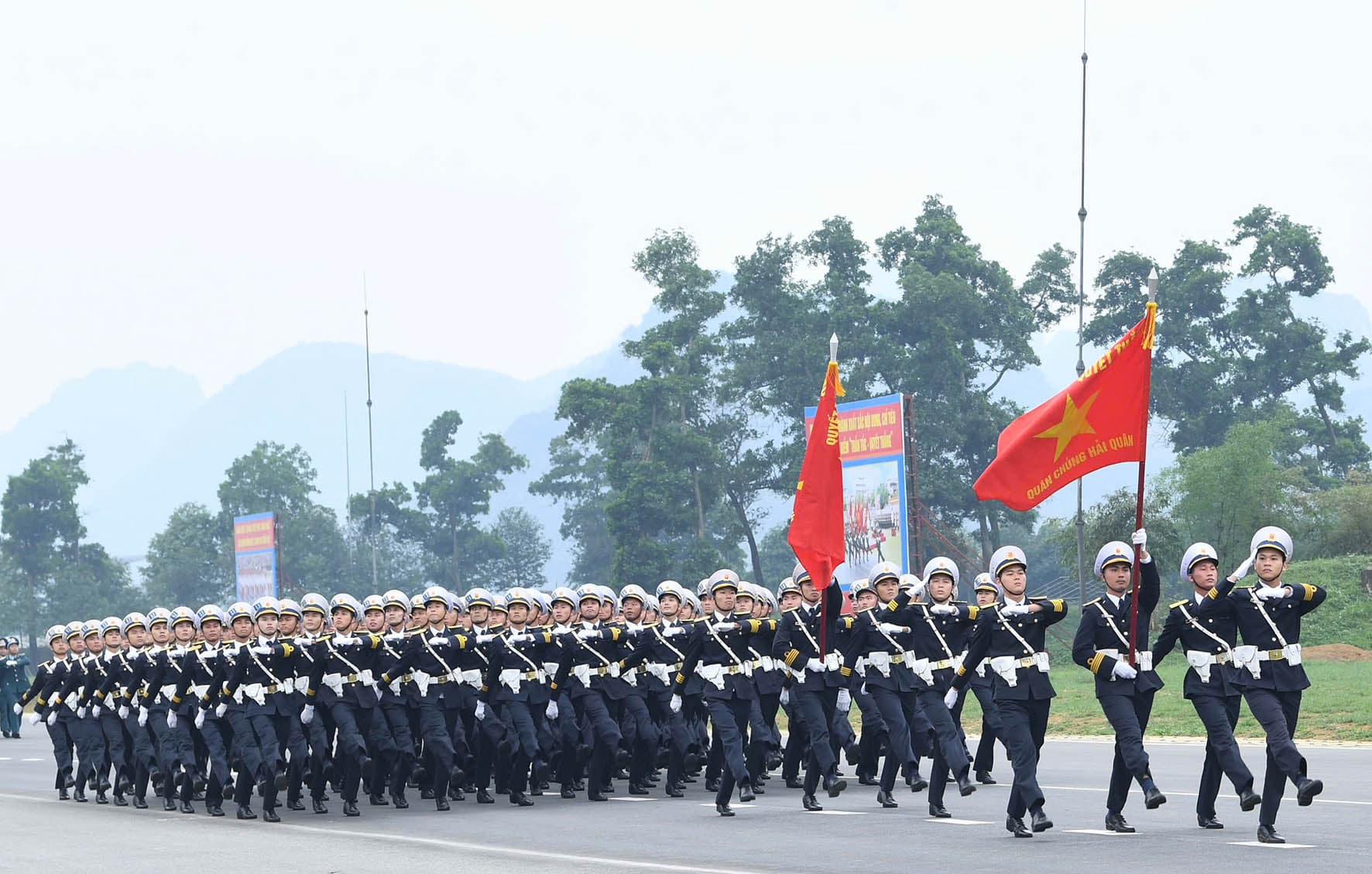 Phó Đô đốc Trần Thanh Nghiêm thăm, động viên khối Hải quân tham gia diễu binh, diễu hành