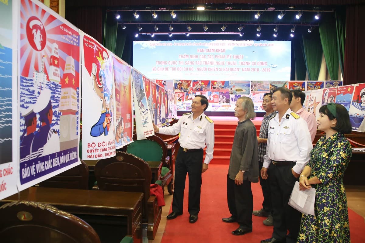 Chấm thi tranh nghệ thuật, tranh cổ động về chủ đề “Bộ đội Cụ Hồ-Người chiến sĩ Hải quân”
